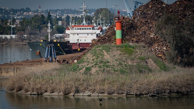 El Dakota, otras de las embarcaciones que está descargando el residuo tóxico de Montenegro al Puerto de Sevilla, este jueves.