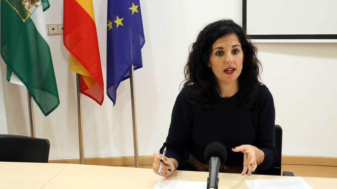 La delegada territorial de Igualdad, Políticas Sociales y Conciliación en Sevilla, Ana González Pinto, en rueda de prensa.