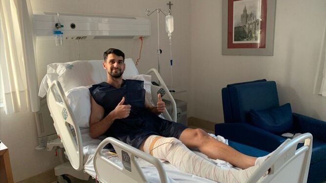 Xavi Sintes posa sonriente tras su operación.