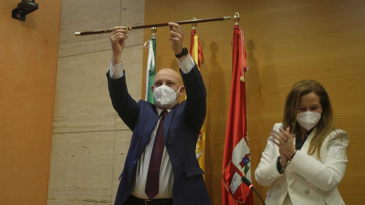 Rodríguez levanta el bastón de mando junto a Basilia Sanz.