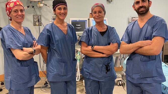 Los cuatro enfermeros del bloque quirúrgico de Urgencias del Virgen del Rocío que han creado la 'Guía rápida de enfermería para personal de nueva incorporación'.