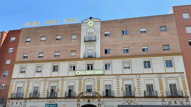 La fachada principal de la clínica Santa Isabel de Sevilla.