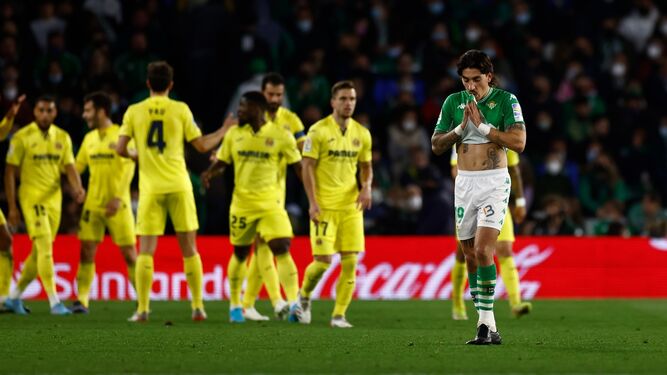 Bellerín, decepcionado ante los jugadores del Villarreal tras el 0-2.