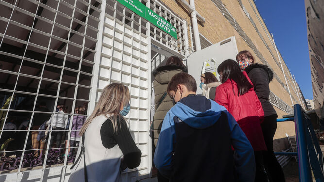 Varios menores de 9 a 11 años acceden al vacunódromo infantil de la Facultad de Matemáticas en Sevilla.