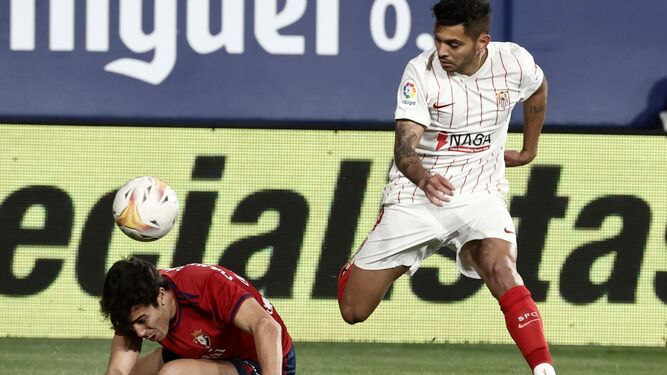 Tecatito intenta hacerse con el balón ante Manu Sánchez en el último Osasuna-Sevilla.