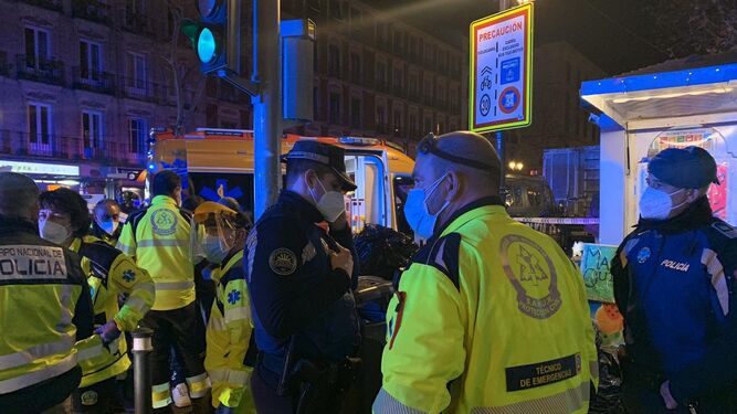 Agentes de la Policía Nacional, Policía Municipal de Madrid y Samur Protección Civil atienden a un menor de 15 años fallecido