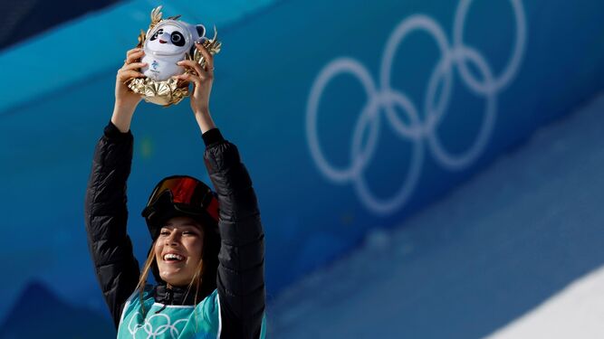 Eileen Gu celebra su triunfo en los Juegos Olímpicos.