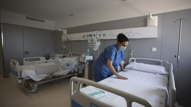 Una trabajadora sanitaria prepara una de las camas del Hospital Militar.