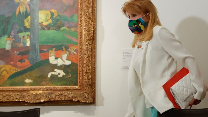 Carmen Thyssen ante el cuadro 'Mata Mua' de Gauguin.