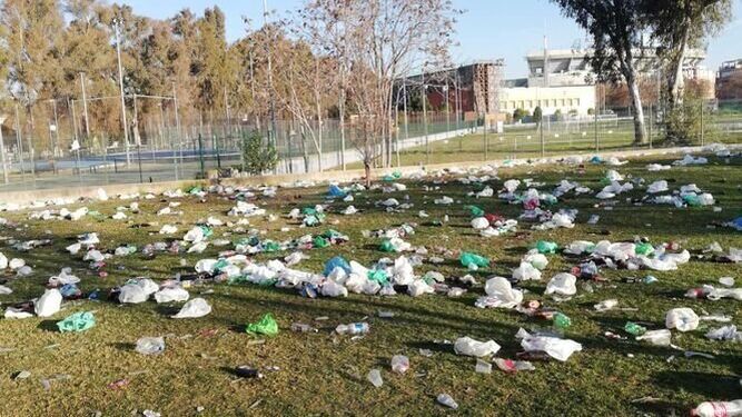 Estado en que quedó el Parque del Guadaíra tras una botellona durante los últimos partidos en el Betis.