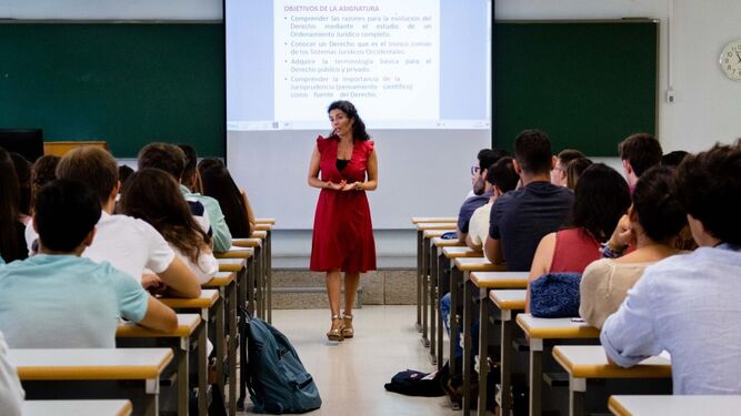 Una profesora de la UPO imparte clase a sus alumnos.