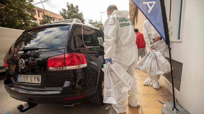 Agentes de la unidad criminalística de la Guardia Civil sacan bolsas con pruebas del garaje