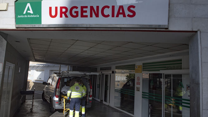 Personal sanitario traslada a un enfermo en las urgencias del Virgen del Rocío.