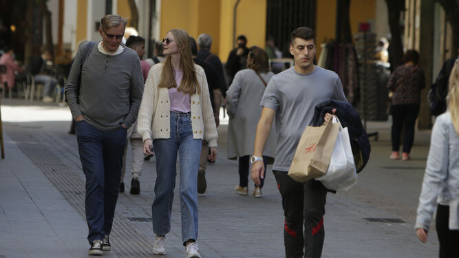 Varias personas sin mascarilla por una céntrica calle de Sevilla.