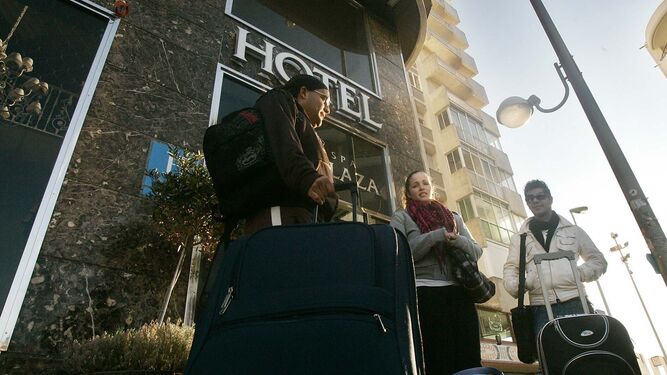 Imagen de archivo de un grupo de turistas llegando al hotel Spa Cádiz Plaza en Carnaval.