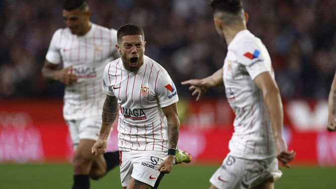 Papu Gómez celebra con rabia su gol al Elche.