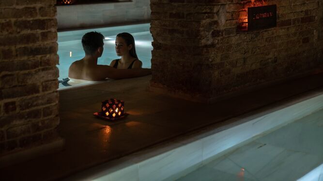 AIRE Ancient Baths Sevilla presenta LOVERS CONNECTION y WORDS OF LOVE, dos exclusivas experiencias de relajación para disfrutar en pareja en clave romántica.