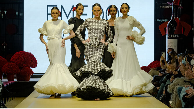 La moda flamenca se reafirma en la Pasarela Flamenca Jerez Tío Pepe 2022.