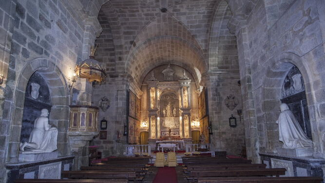 El retablo y las dos sepulturas sevillanas en el antiguo monasterio gallego.