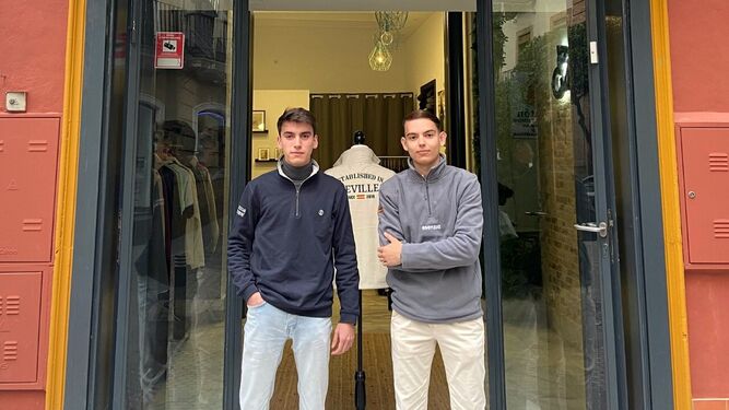 Carlos Guillén y Alessandro Ridolfi posan en la entrada de la tienda de Esenzia en la calle El Silencio, 5.