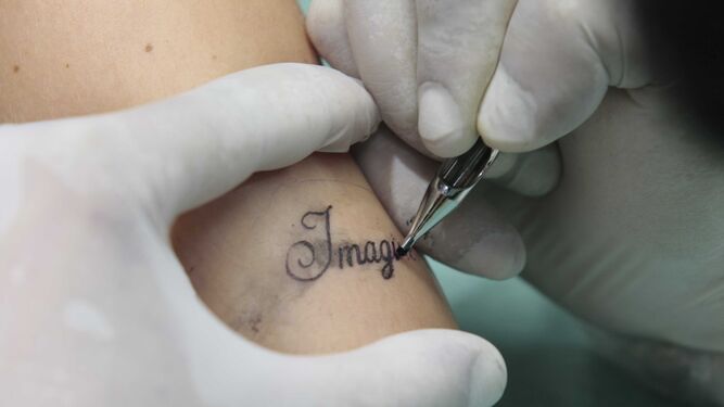 En fechas próximas a San Valentín, aumenta la demanda para eliminar tatuajes de nombres de exparejas.