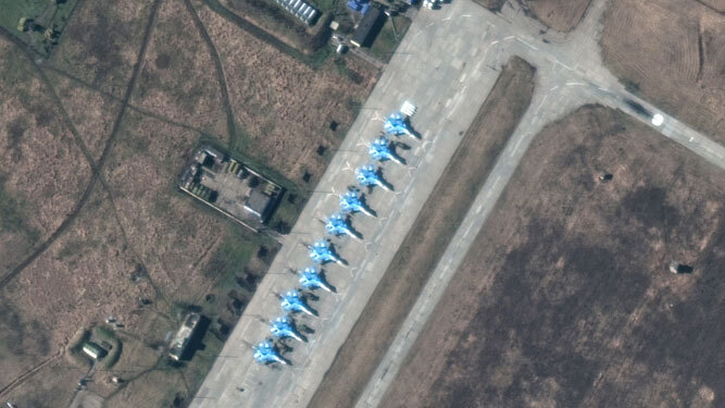 Imagen de satélite del despliegue de cazas rusos.