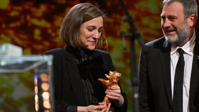 La directora Carla Simón recoge el Oso de Oro en presencia del productor Tono Folguera, en la entrega de premios de la Berlinale.