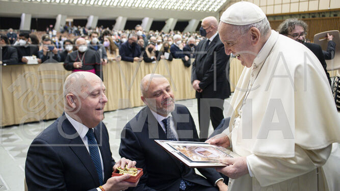 El Papa con el cuadro de la Esperanza entregado por el hermano mayor.