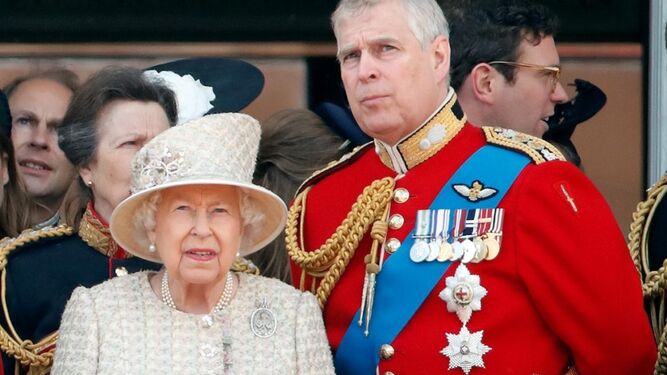 La reina Isabel con su hijo, el príncipe Andrés, en un acto oficial antes de ser excluido de la agenda pública de la casa real.