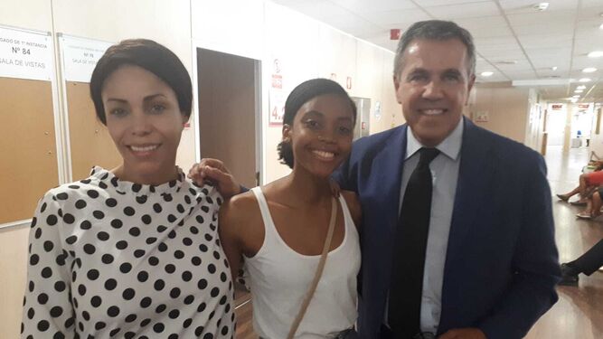 La hija de Eto'o (en el centro), junto a su madre y su abogado, Fernando Osuna.