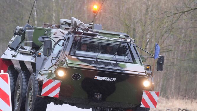 Un vehículo militar alemán de las fuerzas de refuerzo llega a la base militar de Rukla, Lituania