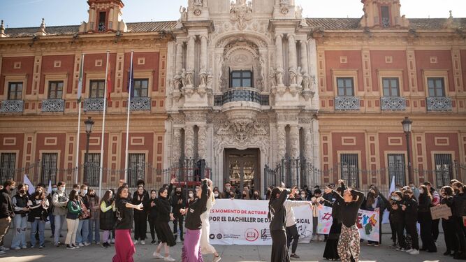 Estudiantes de Música y Danza protestan ante el Palacio de San Telmo, acompañados de sus familiares.