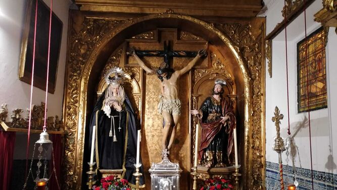 El Cristo del Mandato acompañado por la Virgen del Pópulo y San Juan en su altar de Santa María la Blanca.