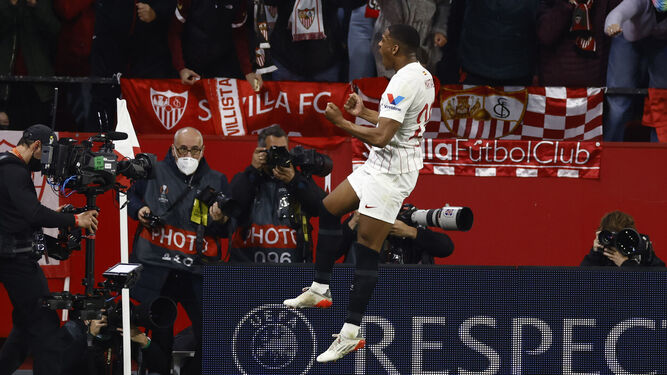 Martial celebra su primer gol en el Sevilla en la esquina de Gol Norte con Preferencia.