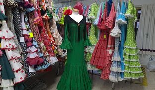 hada radical cápsula La tienda Humana de Sevilla pone a la venta trajes de flamenca de segunda  mano desde 25 euros