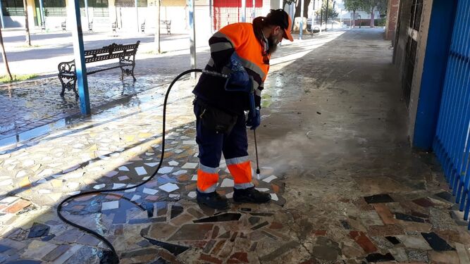 Un operario de Lipasam limpia las calles del Distrito Cerro-Amate.