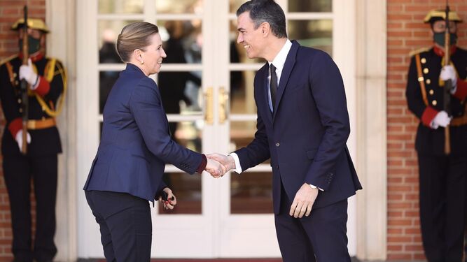 El presidente del Gobierno, Pedro Sánchez, saluda a la primera ministra del Reino de Dinamarca, Mette Frederiksen.