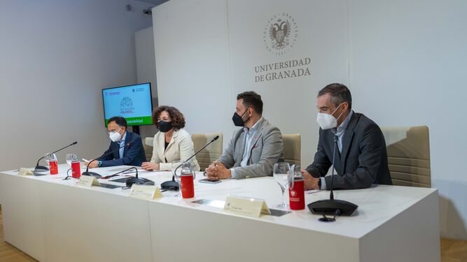 Firma del acuerdo entre T-Systems y la Universidad de Granada.