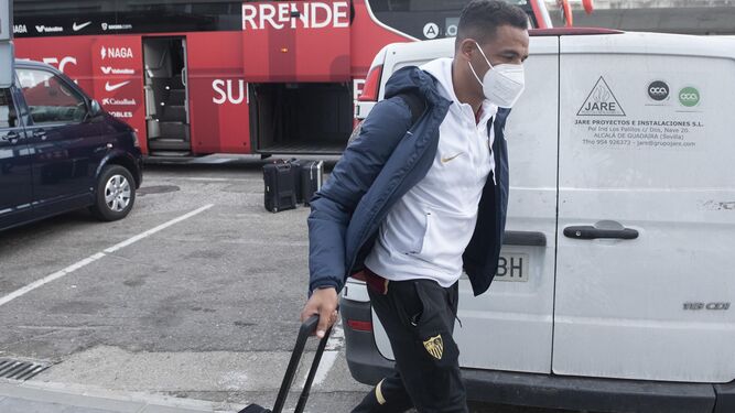 Fernando, en la salida del Sevilla hacia Zagreb