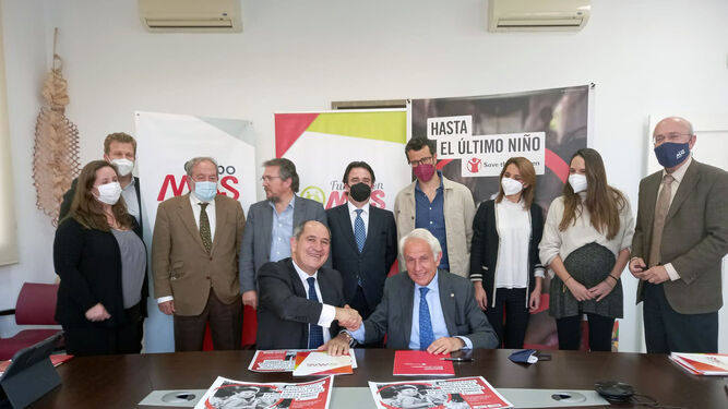 Firma del acuerdo entre el presidente de Fundación MAS y Grupo MAS, Vicente Martín, y Antonio Pascual, patrono de  Save the Children.