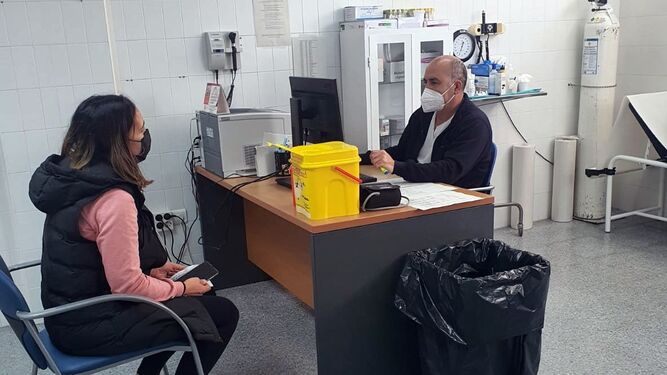Una usuaria es atendida por un enfermeros en la consulta de acogida del centro salud Nuestra Señora del Castillo de Lebrija.