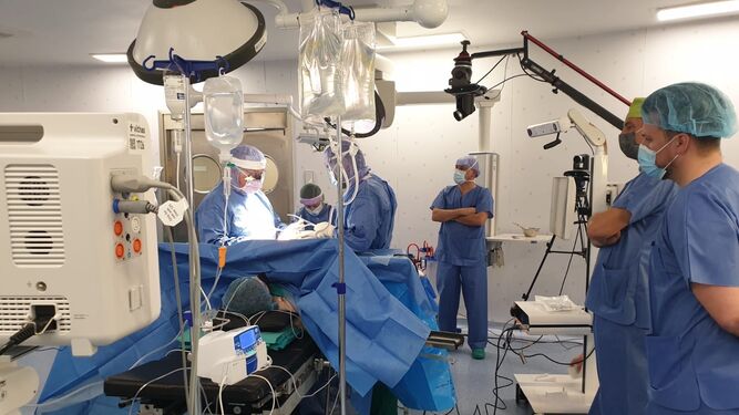 Un momento de la cirugía robotizada de rodilla en el quirófano.