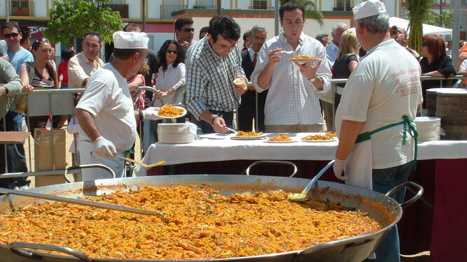 A partir de las 14:00 del 28 de febrero se podrá degustación gratuita la paella gigante para unas 800 personas en la Plaza de España de Guillena.