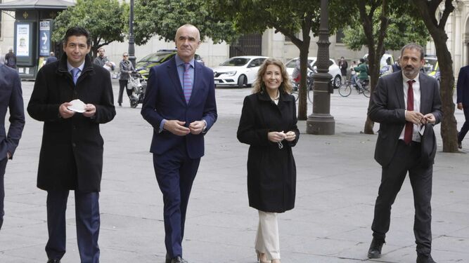 El alcalde y la ministra de Transportes de camino al Ayuntamiento, este viernes en Sevilla.