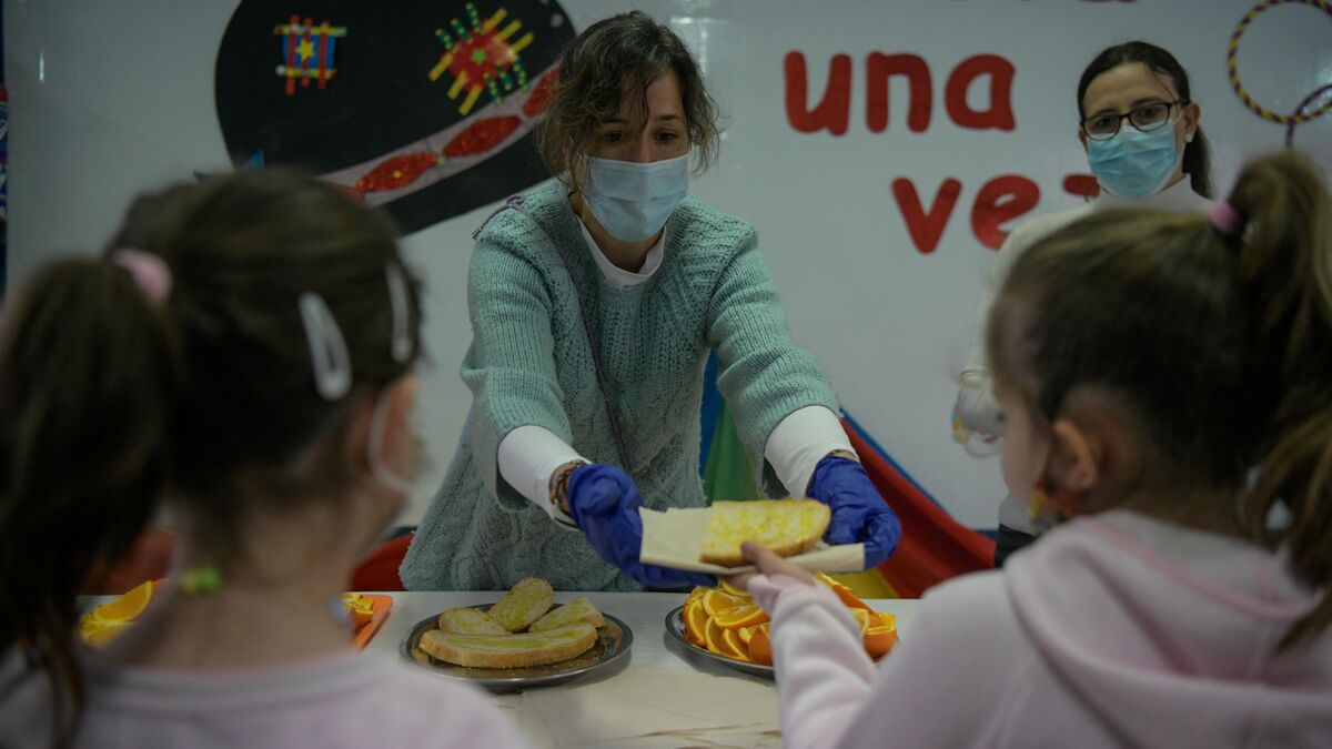 Dos niñas en el desayuno andaluz del colegio García Lorca de Granada.