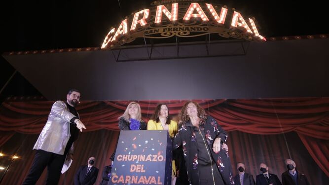 Momento cumbre de la gala: el chupinazo del Carnaval. En la imagen, Manu Sánchez, Sandra Golpe, Patricia Cavada y Mar Suárez.