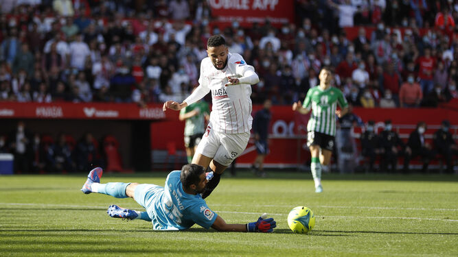 En-Nesyri es derribado por Claudio Bravo en el penalti que supuso el 1-0.