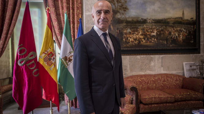El alcalde de Sevilla, Antonio Muñoz, en su despacho de la Alcaldía.