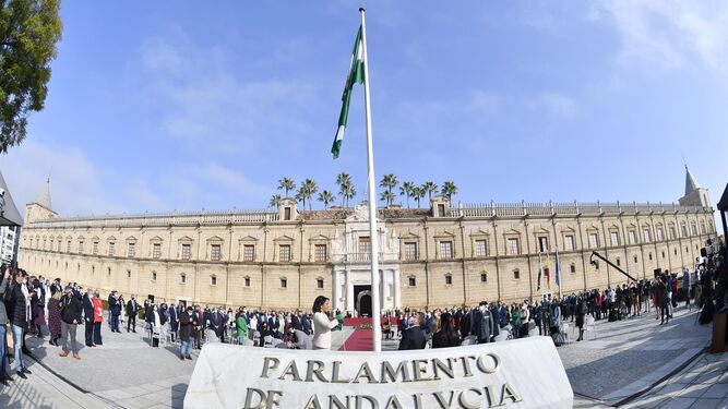 Marta Bosquet izando la bandera en el Parlamento