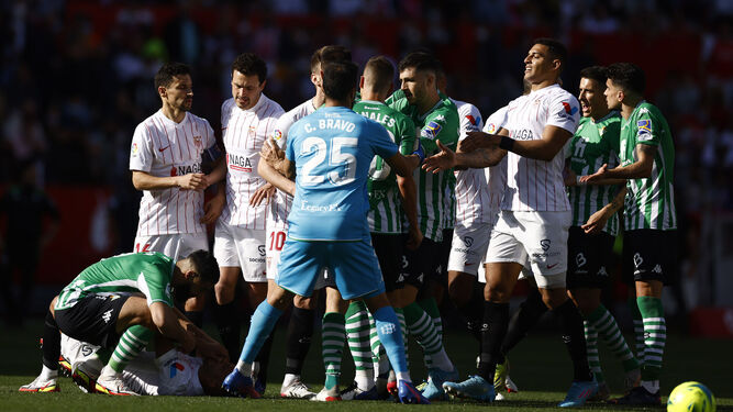 Momento de tensión, durante la primera parte del Sevilla-Betis del domingo.